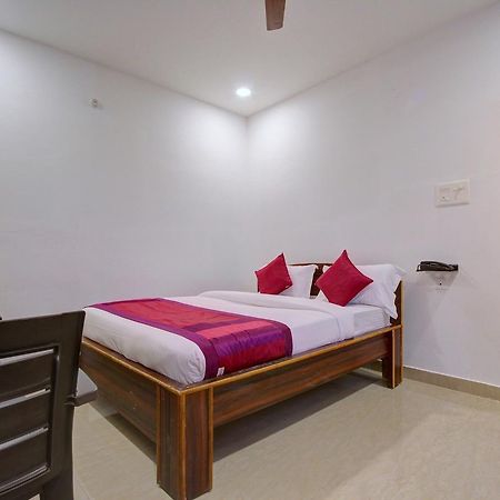 Oyo 11670 Hotel Vishnu Priya Residency Хайдарабад Экстерьер фото