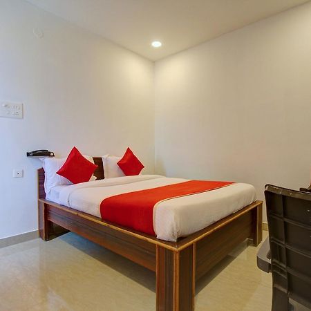 Oyo 11670 Hotel Vishnu Priya Residency Хайдарабад Экстерьер фото