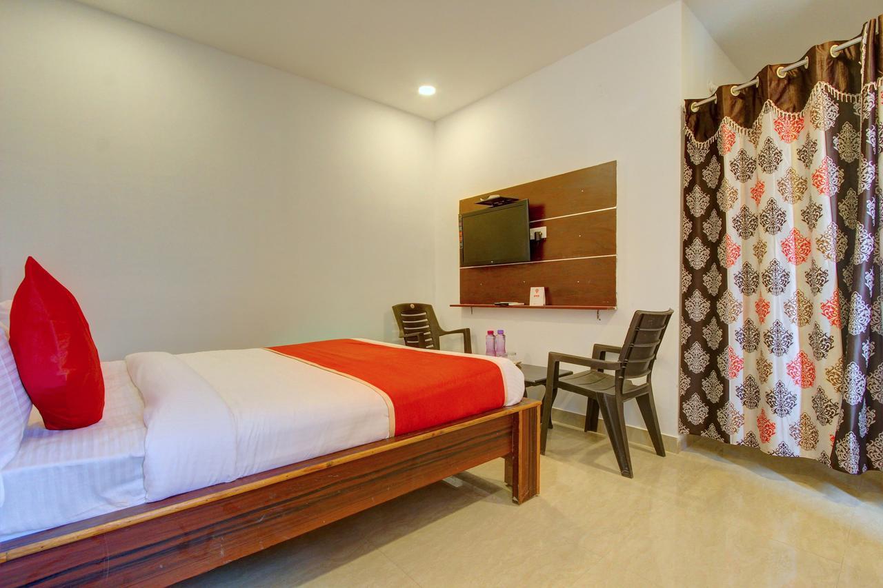Oyo 11670 Hotel Vishnu Priya Residency Хайдарабад Экстерьер фото