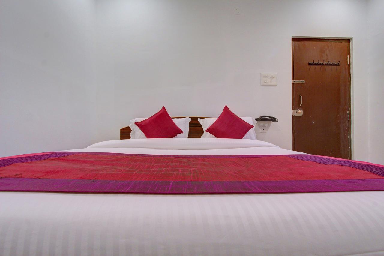 Oyo 11670 Hotel Vishnu Priya Residency Хайдарабад Экстерьер фото