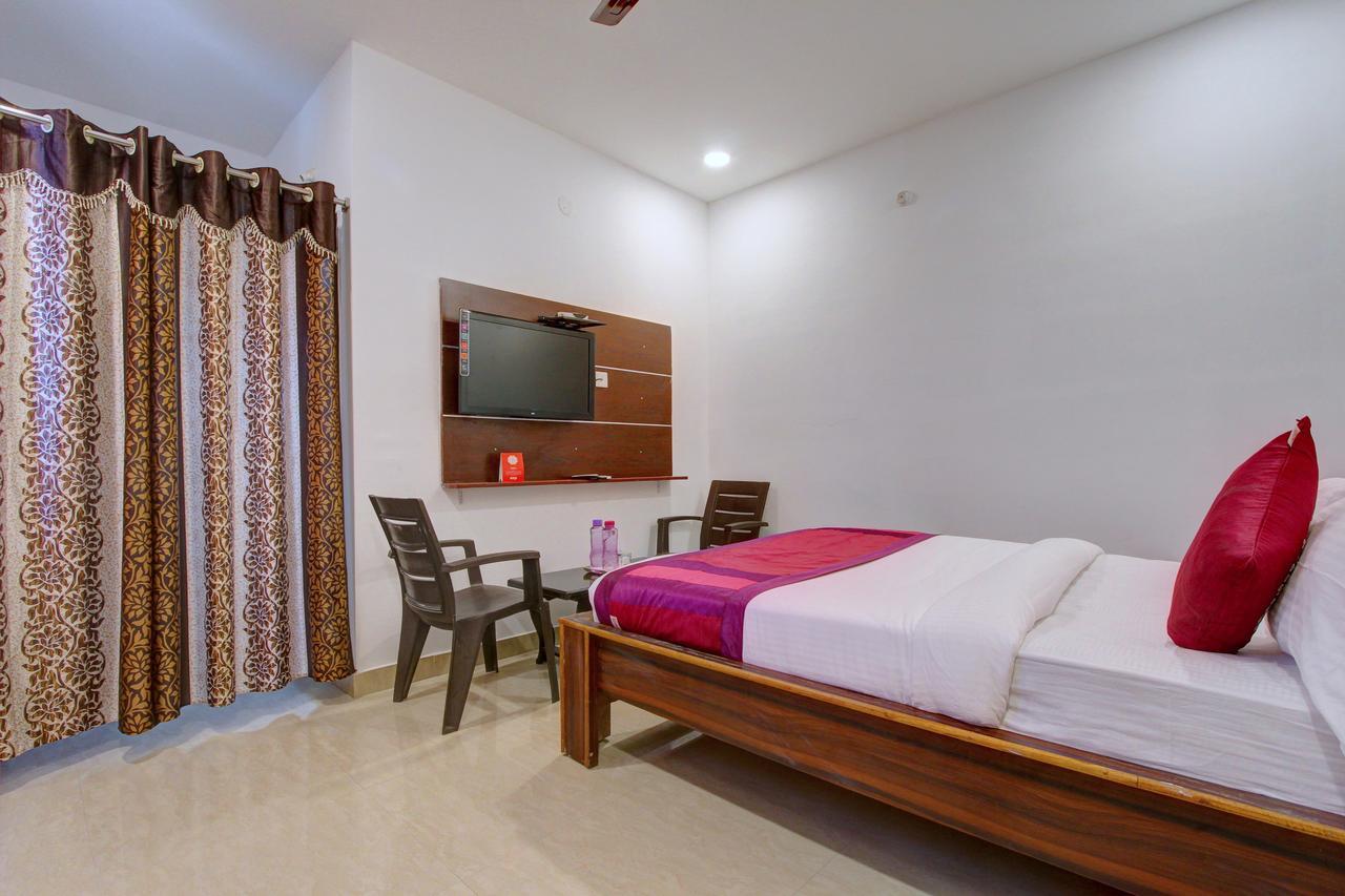Oyo 11670 Hotel Vishnu Priya Residency Хайдарабад Экстерьер фото
