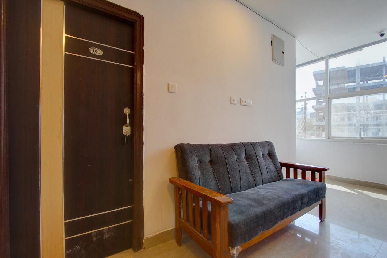 Oyo 11670 Hotel Vishnu Priya Residency Хайдарабад Экстерьер фото