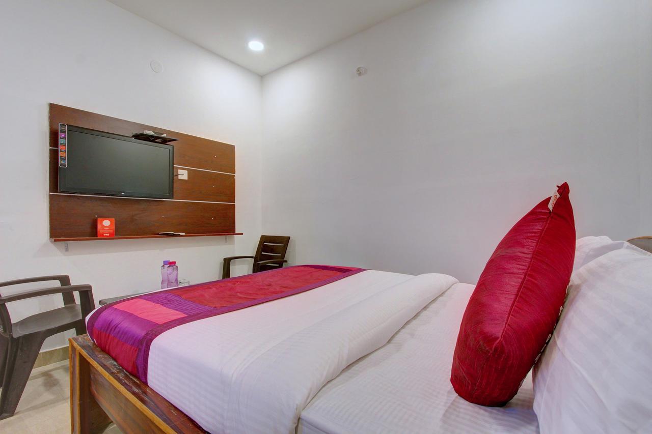 Oyo 11670 Hotel Vishnu Priya Residency Хайдарабад Экстерьер фото